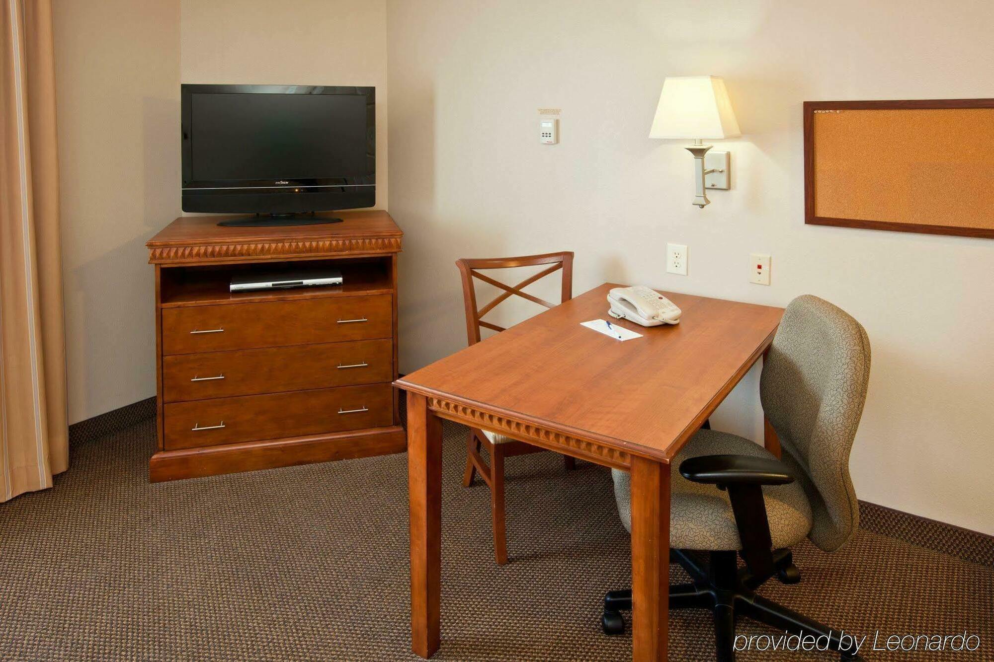 Candlewood Airport By Ihg 2*