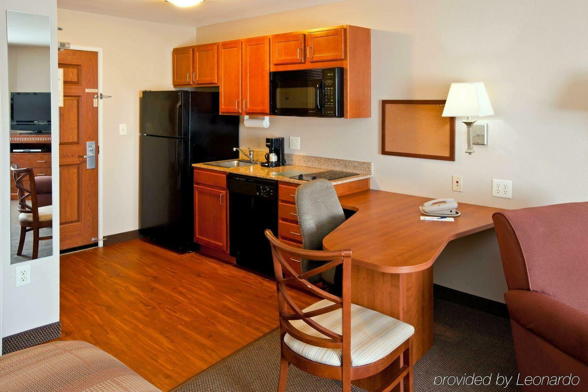 Candlewood Airport By Ihg Hotel