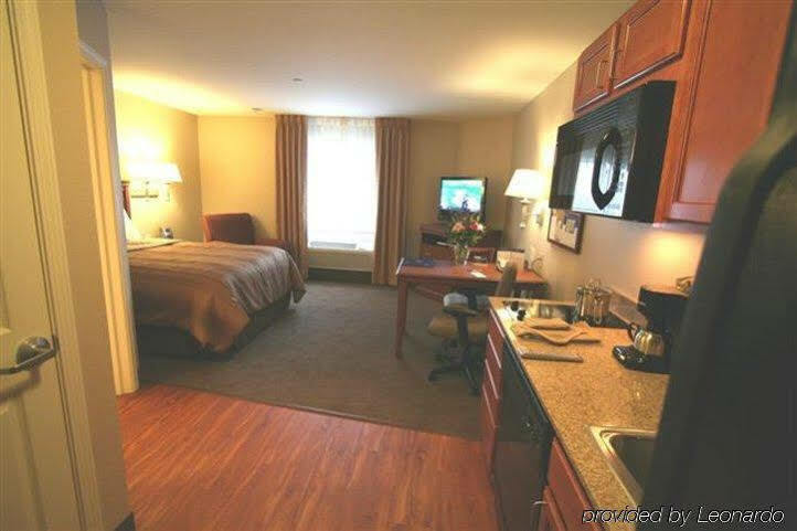 Candlewood Airport By Ihg Hotel