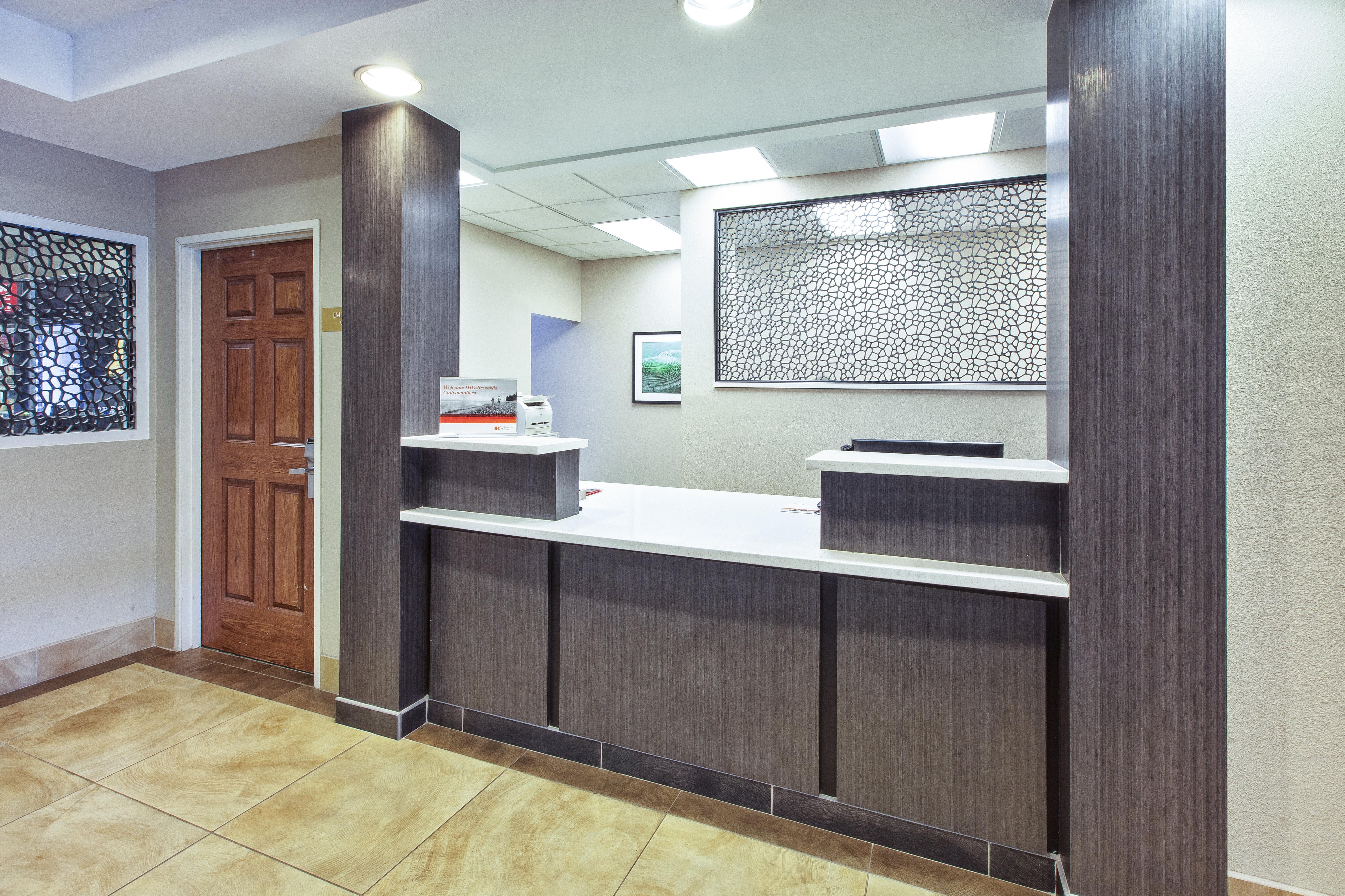 Hotel Candlewood Airport By Ihg 2*