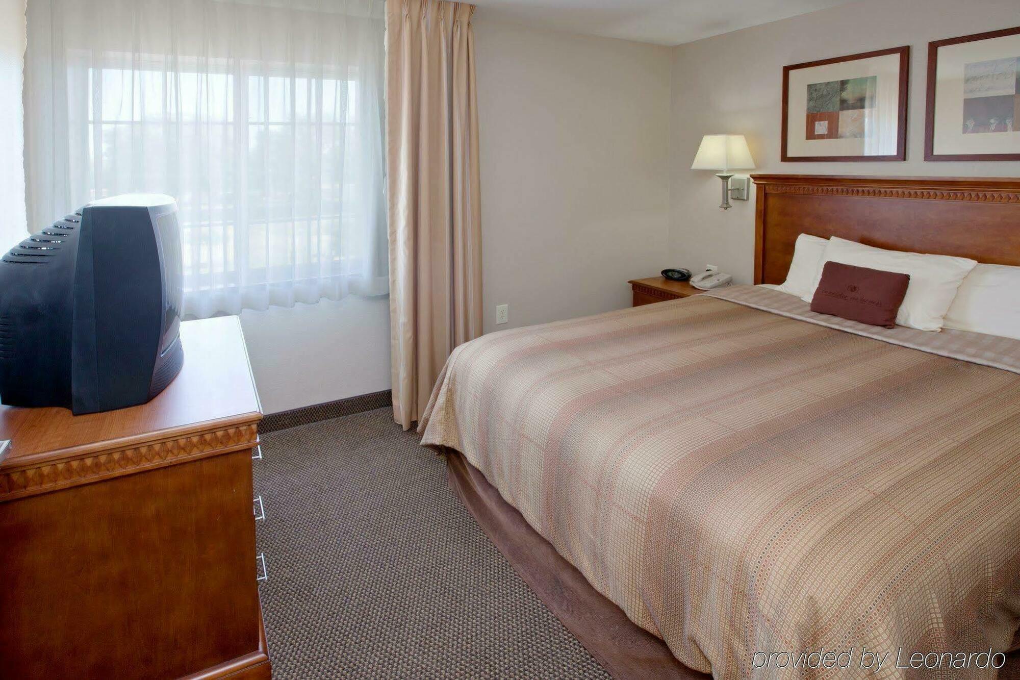 Candlewood Airport By Ihg Hotel