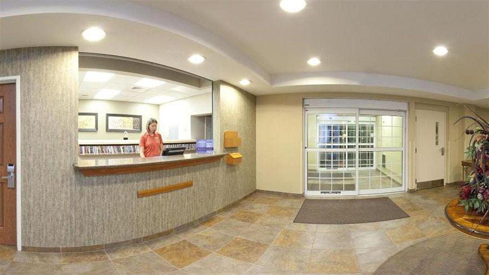 Candlewood Airport By Ihg 2*